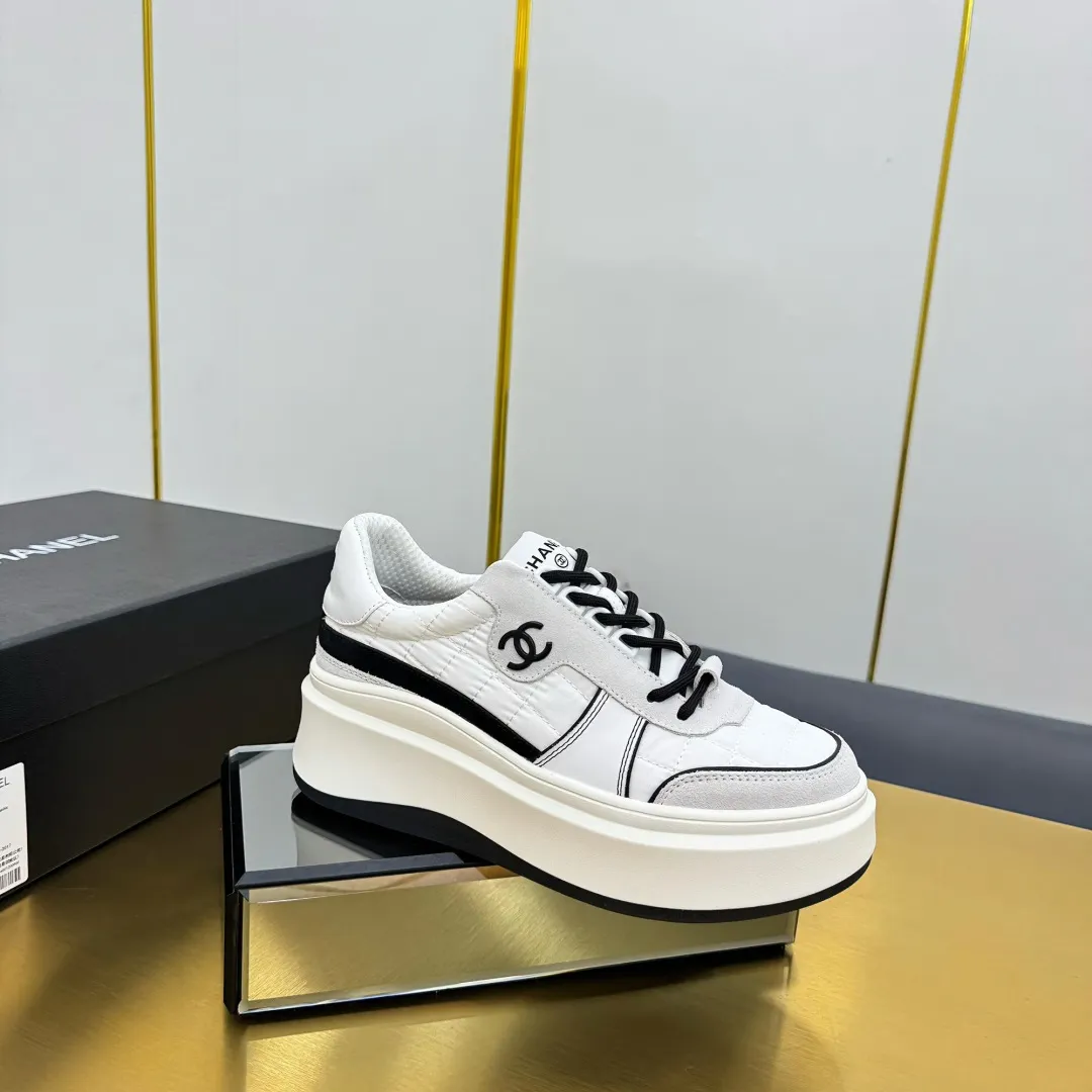 👟👟Ex-factory price 600👟👟 Upgraded version, upgraded version, upgraded version! No rebuttal accepted! ! ! ! Chanel Chanel panda shoes! 2025 counter's top casual sports shoes. This classic design; the upper is electro-embroidered with a variety of techniques; the outsole is fashionable and sporty; the unusual inclusion of a variety of color matching elements... The diversified mix and match is very good-looking and versatile, and can be used for leisure, fashion, sports, and outdoor... ꫛꫀꪝ Go➫ Materials: ❶Upper made of: original imported first-layer silk cowhide + original waterproof cloth + original first-layer cowhide ❷Inner lining: Original Yangli+Net ❸Outsole based on: Original TPU combination outsole Counter boutique packaging complete set for women 35–41 👉 👉
